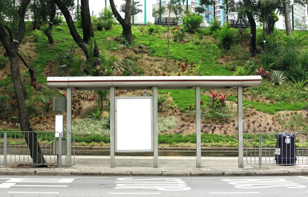 Cartelera publicitaria en blanco en parada de autobús — Foto de Stock