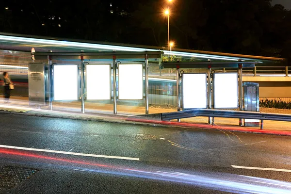 空白广告广告牌上的巴士站 — 图库照片