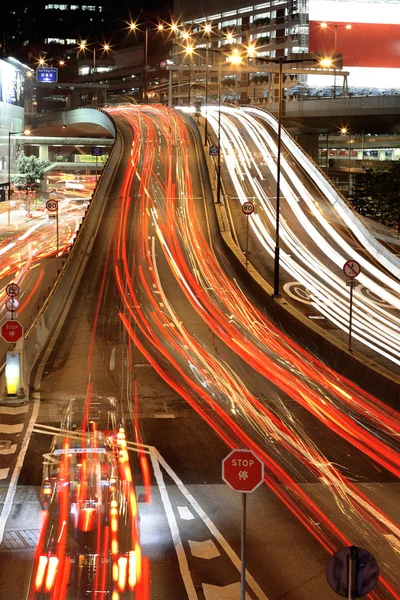 Provoz ve městě v noci — Stock fotografie