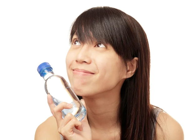 Chica china mirando hacia arriba con agua de botella — Foto de Stock