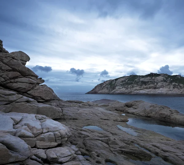 Kayalar, düşük doygunluk ile fırtına gökyüzü — Stok fotoğraf