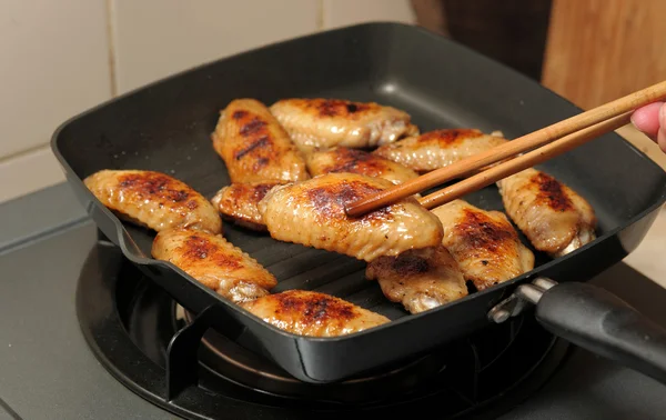 Tavuk kanadı pişirmek — Stok fotoğraf