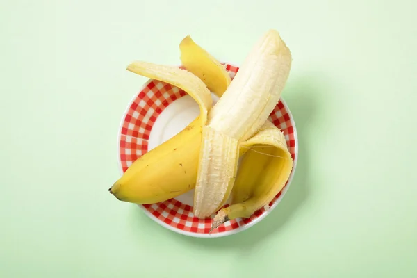 Plátano en plato — Foto de Stock