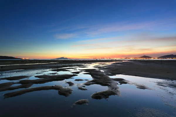 Παραλία και θάλασσα ηλιοβασίλεμα — Φωτογραφία Αρχείου