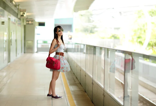 Mulher à espera de comboio — Fotografia de Stock