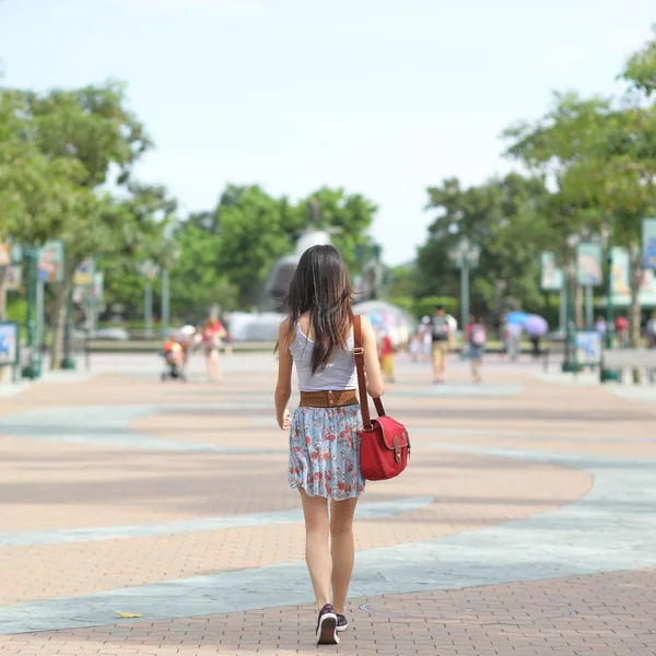Dívka chůzi na ulici s měkký barevný tón — Stock fotografie