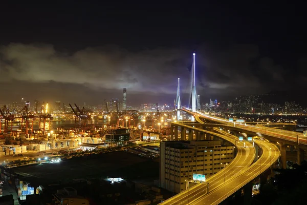 Konténer terminál és éjszaka hong kong-híd — Stock Fotó