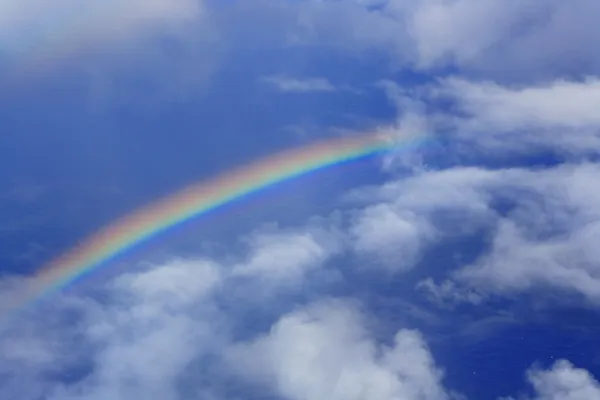 Echter Regenbogen am Himmel — Stockfoto