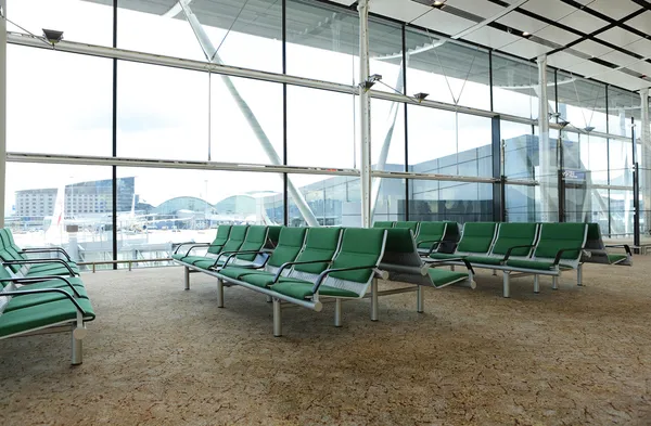 空港で待っているホールのベンチ — ストック写真