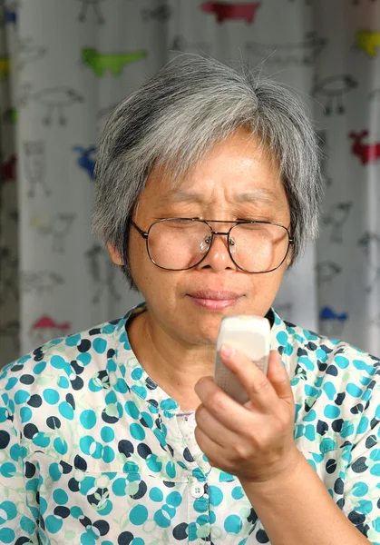 Donna di mezza età che guarda al telefono — Foto Stock