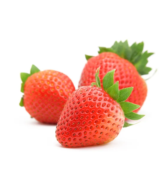 Τρεις φράουλες σε λευκό φόντο — Φωτογραφία Αρχείου