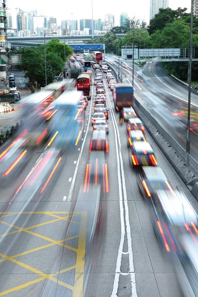 Hastighet kvällen trafik rörelseoskärpa — Stockfoto