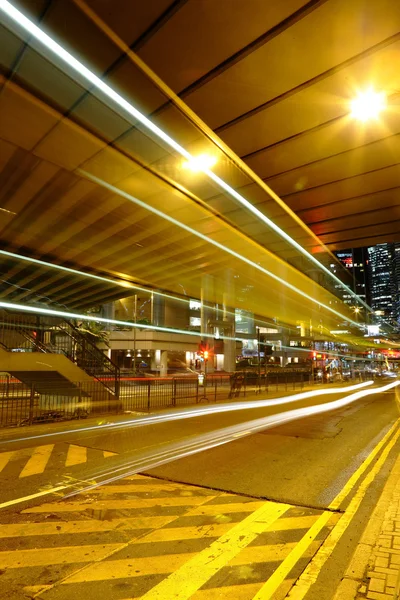 Trafik i centrum på natten — Stockfoto
