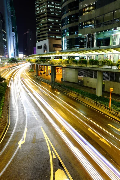 Forgalom a belvárosban éjszaka — Stock Fotó