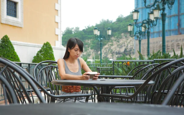 Девушка, использующая pmp в кафе — стоковое фото