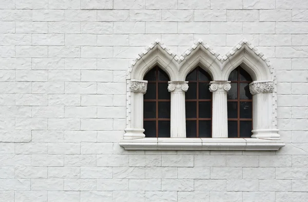 Okna na białej ścianie — Zdjęcie stockowe