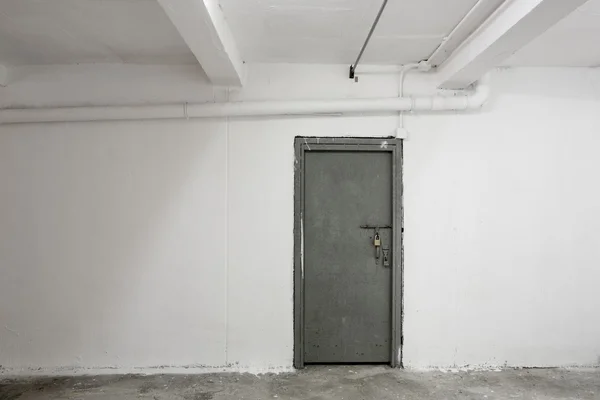 Vecchio interno bianco con porta — Foto Stock
