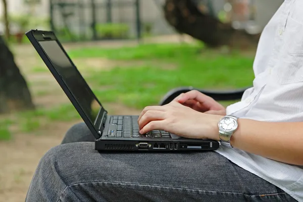 Travailler en plein air avec ordinateur portable — Photo