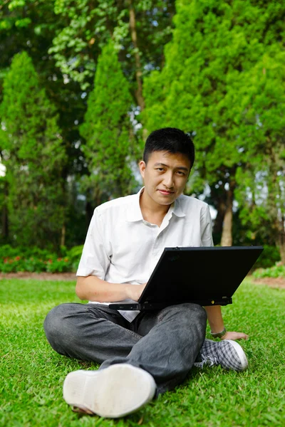 Ασιατικό άτομο χρησιμοποιώντας υπολογιστή εξωτερική — Φωτογραφία Αρχείου