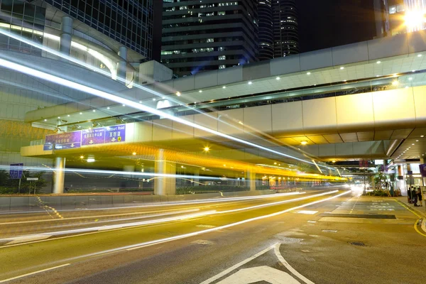 Městské dopravy rozostření v noci — Stock fotografie