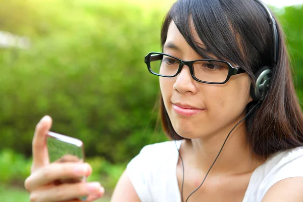 Dość młoda dziewczyna słuchanie muzyki — Zdjęcie stockowe