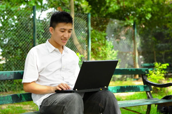 Man met computer buiten — Stockfoto