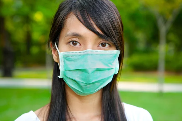 Mulher usar máscara facial ao ar livre — Fotografia de Stock
