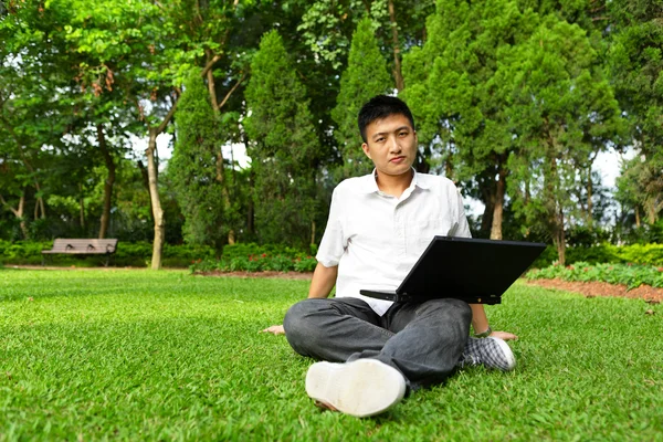 Man met computer buiten — Stockfoto