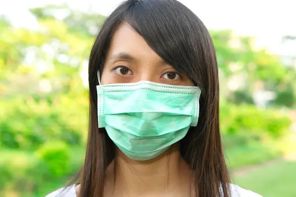 Kvinna bära ansiktsmask — Stockfoto