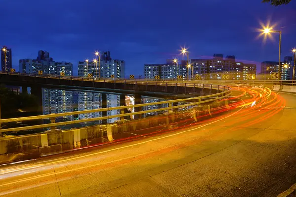 Городское движение ночью — стоковое фото
