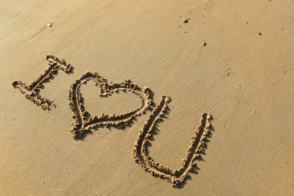 Ik hou van je"opstelling op het strand — Stockfoto