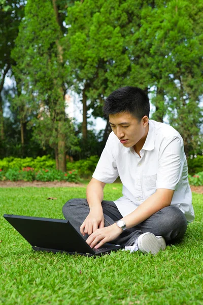 Homem usando computador ao ar livre — Fotografia de Stock