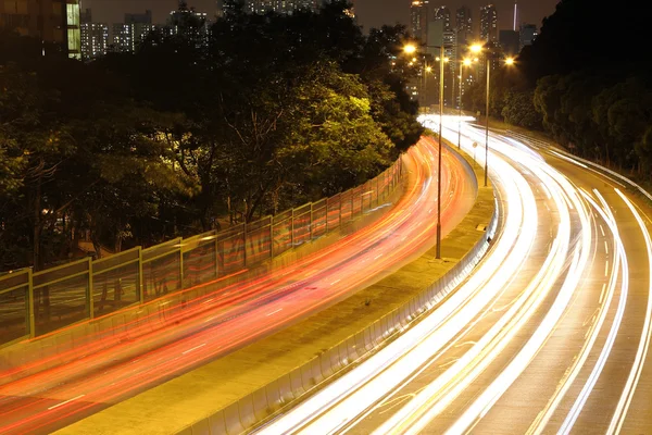 Tráfico en la ciudad por la noche —  Fotos de Stock