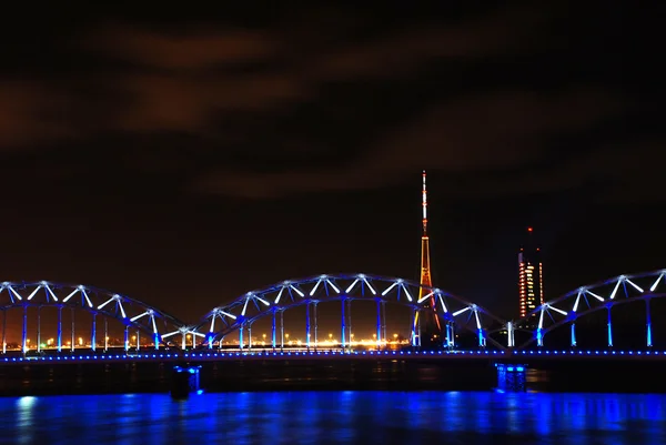 Железнодорожный мост ночью в Риге — стоковое фото
