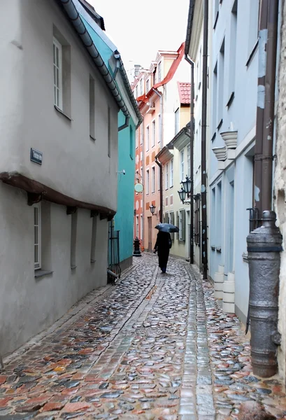 Enge Straße in Riga Stockbild