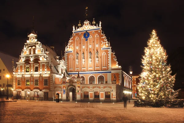 Riga, a városháza környéke éjjel. — Stock Fotó