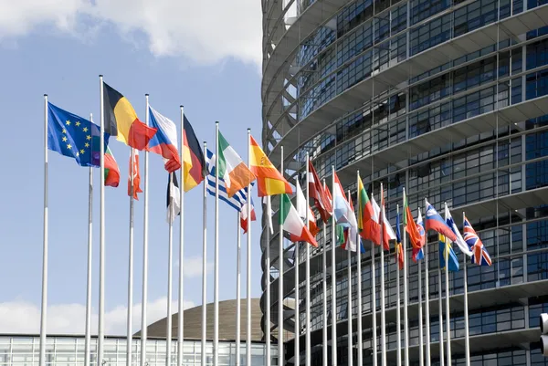 Europarlament und Flaggen lizenzfreie Stockfotos
