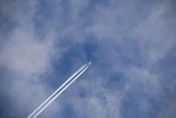 O avião e o rasto dele. — Fotografia de Stock