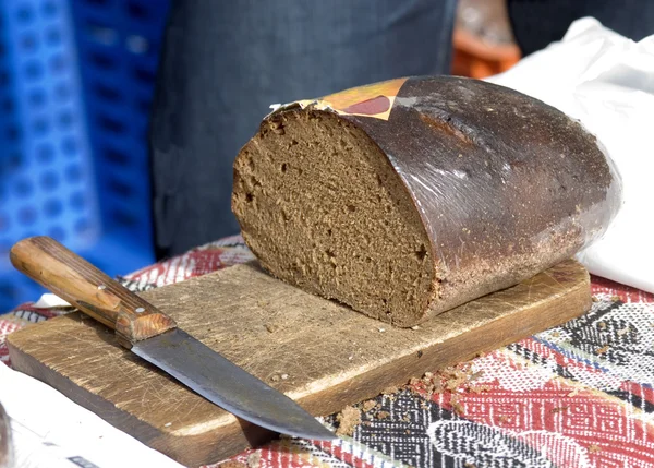 Venda de pão de centeio em um mercado — Fotografia de Stock