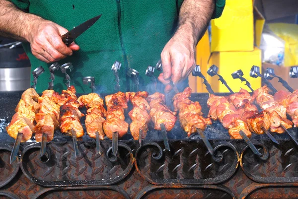 Préparation d'un shish kebab — Photo