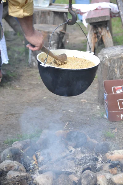 Préparation de porridge sur un feu de joie — Photo