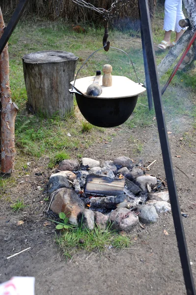Preparação de mingau de cereal em uma fogueira — Fotografia de Stock