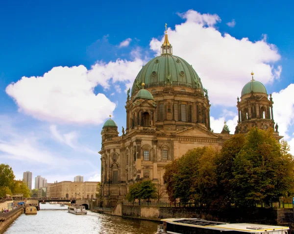 Kuppel in Berlin vom Ufer aus — Stockfoto