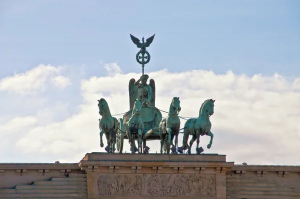 Staty på Brandenburger Tor i berlin — Stockfoto