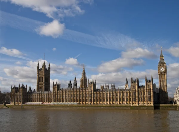 Houses of parliament on thames river — Stock Photo, Image