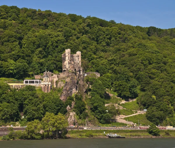 在著名的莱茵河谷 rheinstein 城堡 — 图库照片