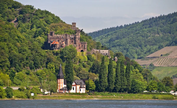 Reichenstein kasteel in beroemde Rijn vall — Stockfoto