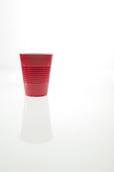 Copa de plástico rojo — Foto de Stock