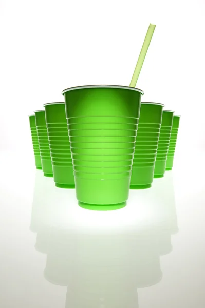 Tazas de plástico verde — Foto de Stock