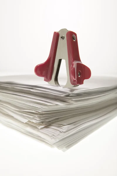 Staple Puller and Paper — Stock Photo, Image